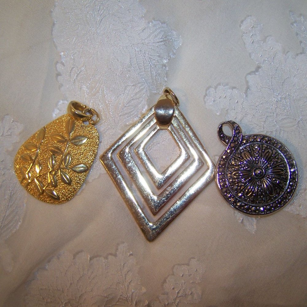 Vintage Pendants Charms Lisner Faux Pearl Flower 3 - Picture 3 of 9